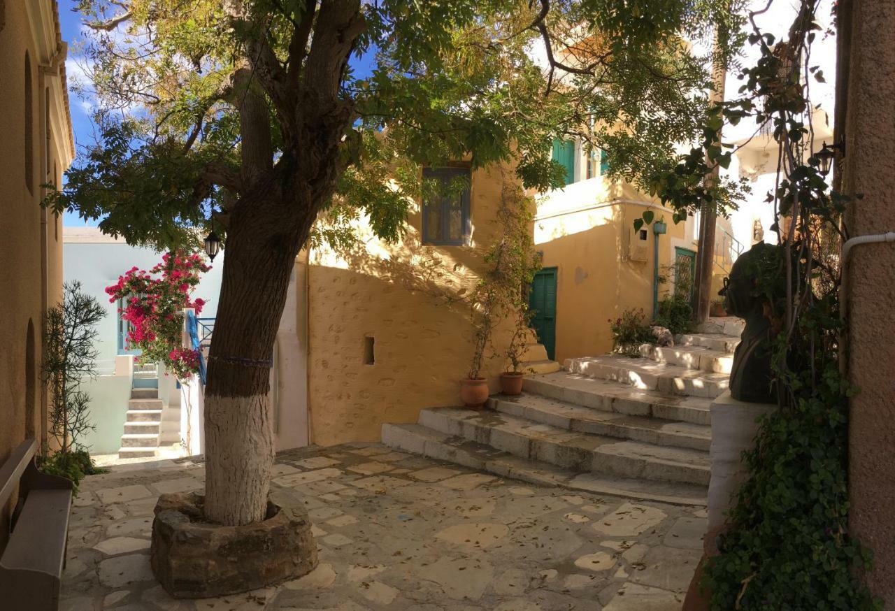 Traditional Medieval Stone House In "Ano Syros" Exteriér fotografie