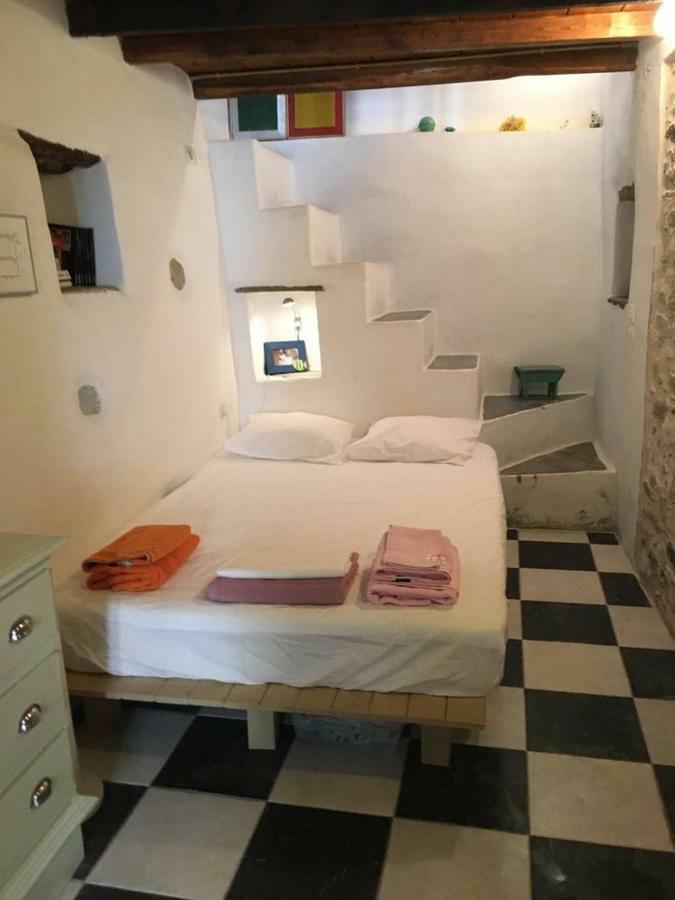 Traditional Medieval Stone House In "Ano Syros" Exteriér fotografie