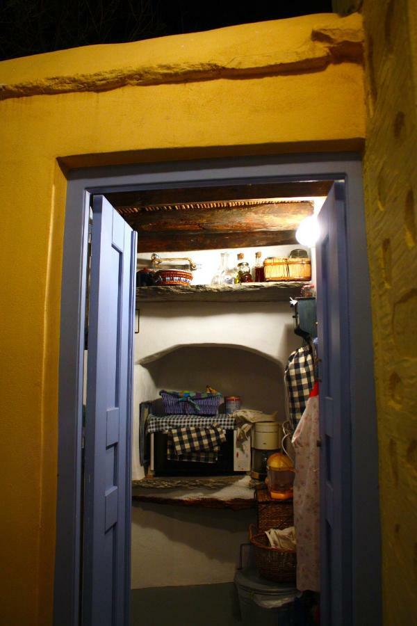 Traditional Medieval Stone House In "Ano Syros" Exteriér fotografie